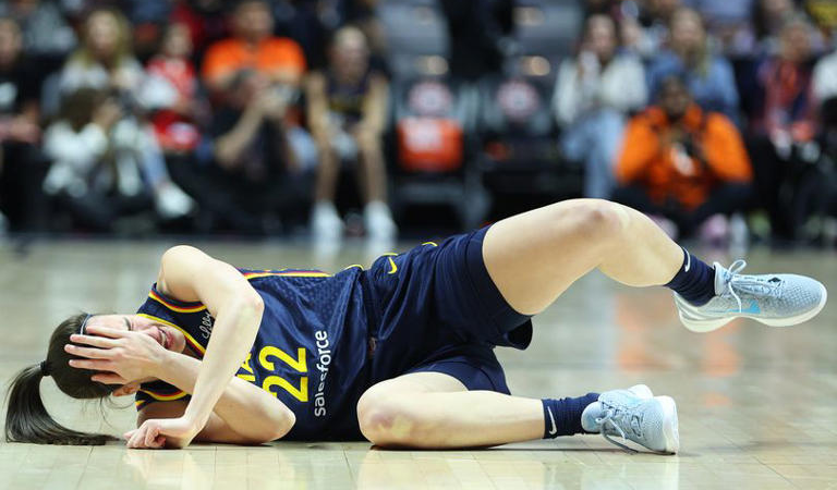 Caitlin Clark’s Eye Injury: A Shocking Moment in Women’s Basketball