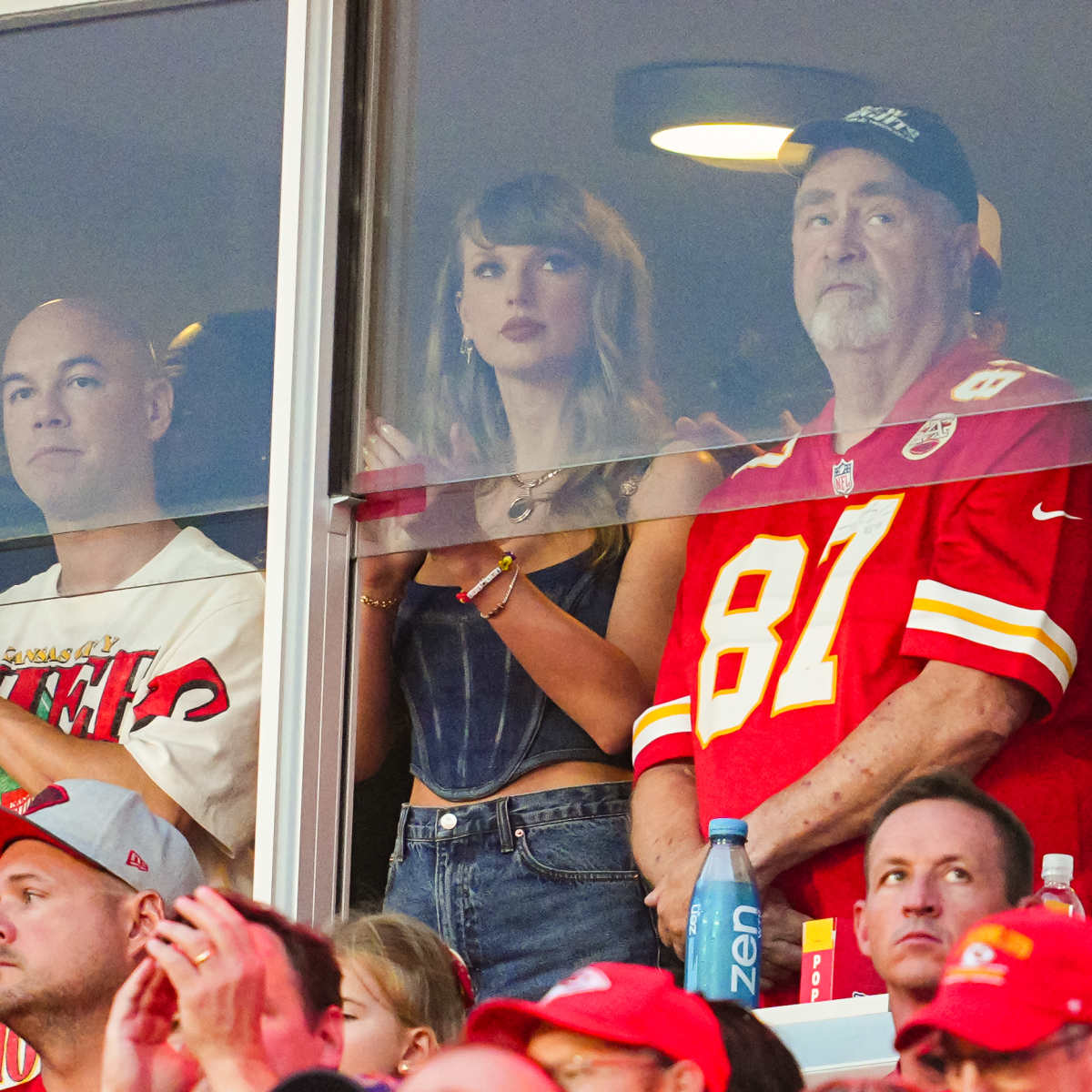 Taylor Swift Shocks Fans by Attending Travis Kelce’s Football Game: A Swiftie NFL Crossover!